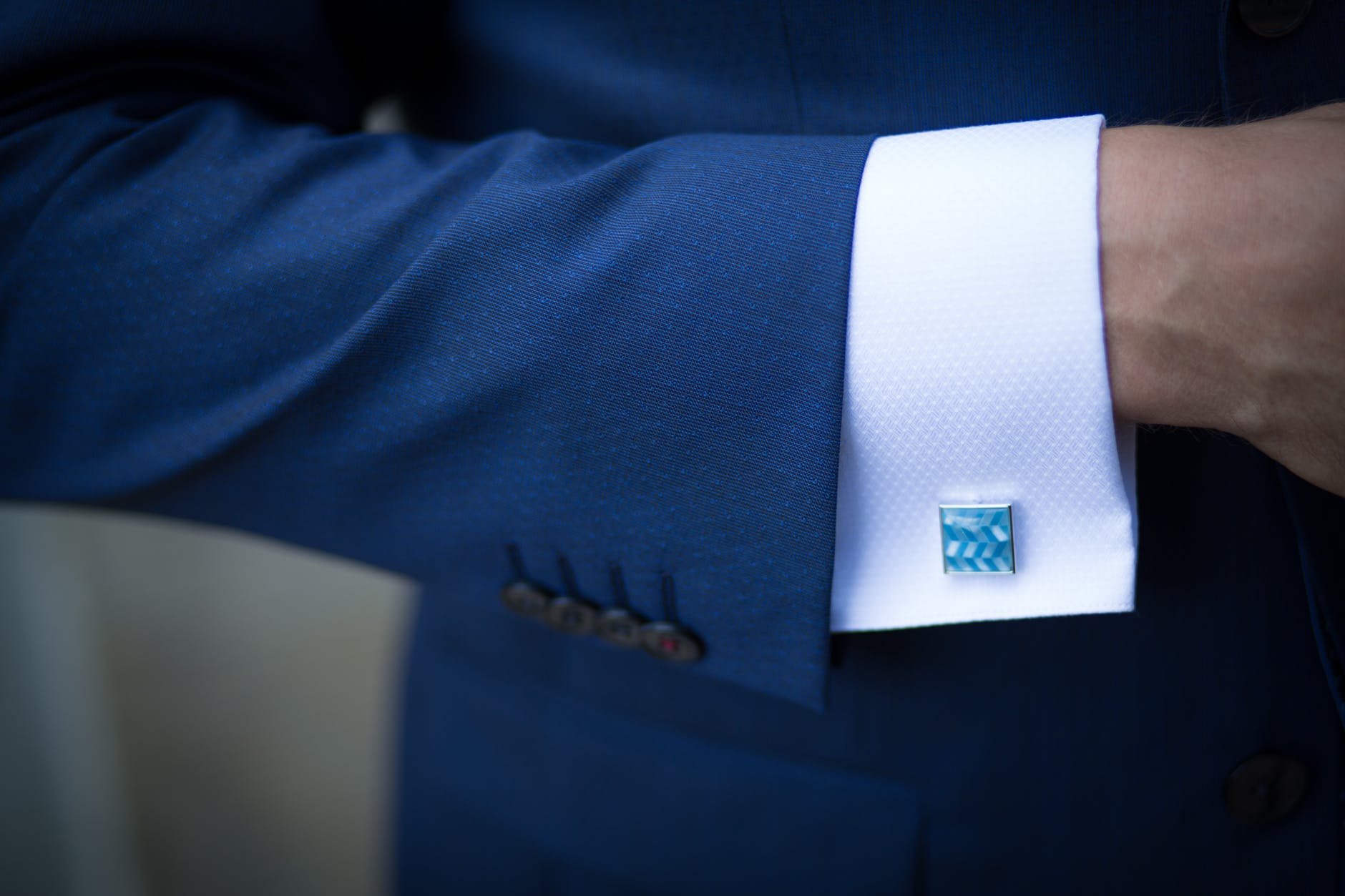 how to wear cufflinks